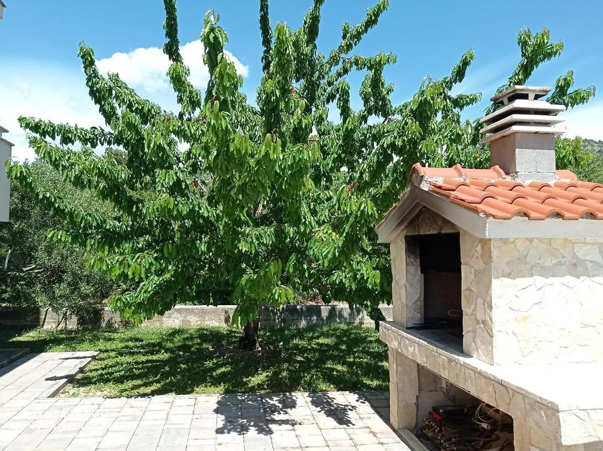 Apartmani Barisic Trogir Guest house